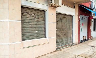 CASTELAR CENTRO - Local comercial a una cuadra de la estacion. En Esquina! Oportunidad