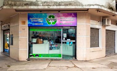 CASTELAR CENTRO - Local comercial a una cuadra de la estacion. En Esquina! Oportunidad