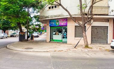 CASTELAR CENTRO - Local comercial a una cuadra de la estacion. En Esquina! Oportunidad