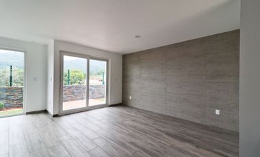 Excelente Casa en Venta en Fraccionamiento Parque Esmeralda, a espaldas de Chiluca