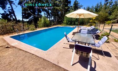 SINCRÓNICA PROPIEDADES  ARRIENDA HERMOSA CABAÑA EN SECTOR 12 DE LA FAMA ALGARROBO