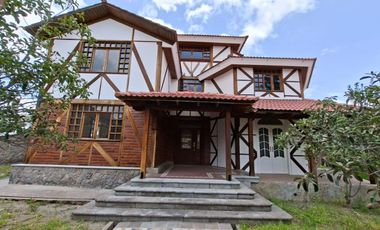 Casa  en venta, en la  Mitad del Mundo Sector el Pantógrafo Quito Ecuador.