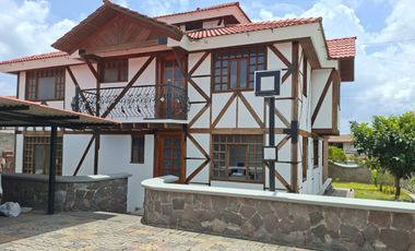 Casa  en venta, en la  Mitad del Mundo Sector el Pantógrafo Quito Ecuador.