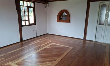 Casa  en venta, en la  Mitad del Mundo Sector el Pantógrafo Quito Ecuador.