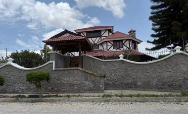 Casa  en venta, en la  Mitad del Mundo Sector el Pantógrafo Quito Ecuador.