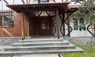 Casa  en venta, en la  Mitad del Mundo Sector el Pantógrafo Quito Ecuador.