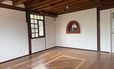 Casa  en venta, en la  Mitad del Mundo Sector el Pantógrafo Quito Ecuador.