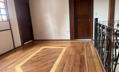 Casa  en venta, en la  Mitad del Mundo Sector el Pantógrafo Quito Ecuador.