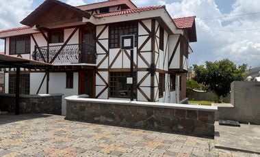 Casa  en venta, en la  Mitad del Mundo Sector el Pantógrafo Quito Ecuador.