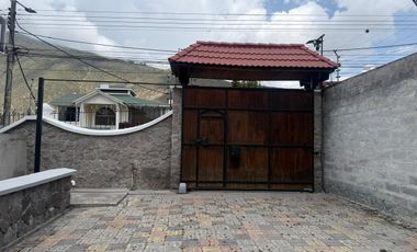 Casa  en venta, en la  Mitad del Mundo Sector el Pantógrafo Quito Ecuador.