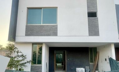 CASA EN RENTA EN SOLARES COTO ALTANZA