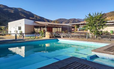 Leon Propiedades vende parcela plana de 5000m2 con 2 casas en condominio en sector Cuyuncavi Alto, Curacaví.