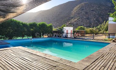 Leon Propiedades vende parcela plana de 5000m2 con 2 casas en condominio en sector Cuyuncavi Alto, Curacaví.