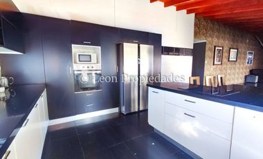 Leon Propiedades vende parcela plana de 5000m2 con 2 casas en condominio en sector Cuyuncavi Alto, Curacaví.