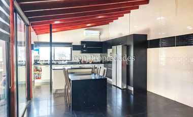 Leon Propiedades vende parcela plana de 5000m2 con 2 casas en condominio en sector Cuyuncavi Alto, Curacaví.