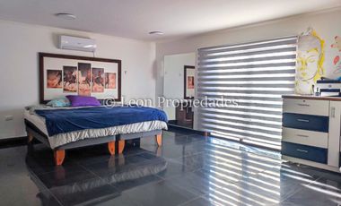 Leon Propiedades vende parcela plana de 5000m2 con 2 casas en condominio en sector Cuyuncavi Alto, Curacaví.