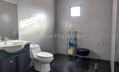 Leon Propiedades vende parcela plana de 5000m2 con 2 casas en condominio en sector Cuyuncavi Alto, Curacaví.