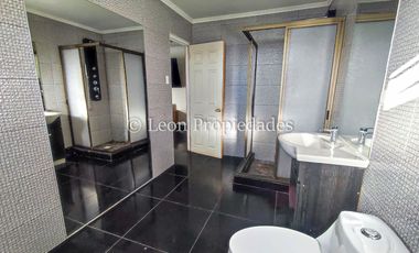 Leon Propiedades vende parcela plana de 5000m2 con 2 casas en condominio en sector Cuyuncavi Alto, Curacaví.