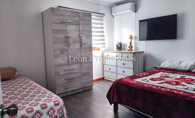 Leon Propiedades vende parcela plana de 5000m2 con 2 casas en condominio en sector Cuyuncavi Alto, Curacaví.