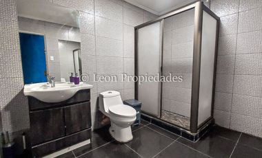 Leon Propiedades vende parcela plana de 5000m2 con 2 casas en condominio en sector Cuyuncavi Alto, Curacaví.