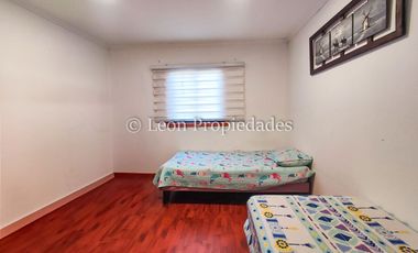 Leon Propiedades vende parcela plana de 5000m2 con 2 casas en condominio en sector Cuyuncavi Alto, Curacaví.