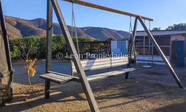 Leon Propiedades vende parcela plana de 5000m2 con 2 casas en condominio en sector Cuyuncavi Alto, Curacaví.