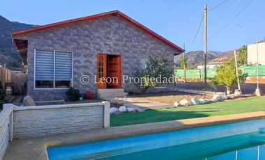 Leon Propiedades vende parcela plana de 5000m2 con 2 casas en condominio en sector Cuyuncavi Alto, Curacaví.