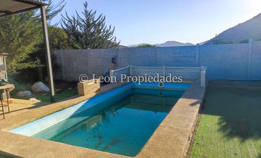 Leon Propiedades vende parcela plana de 5000m2 con 2 casas en condominio en sector Cuyuncavi Alto, Curacaví.