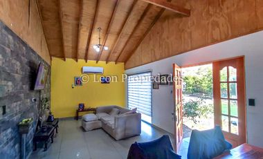 Leon Propiedades vende parcela plana de 5000m2 con 2 casas en condominio en sector Cuyuncavi Alto, Curacaví.
