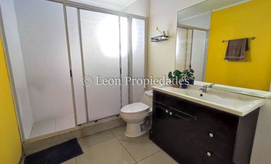 Leon Propiedades vende parcela plana de 5000m2 con 2 casas en condominio en sector Cuyuncavi Alto, Curacaví.