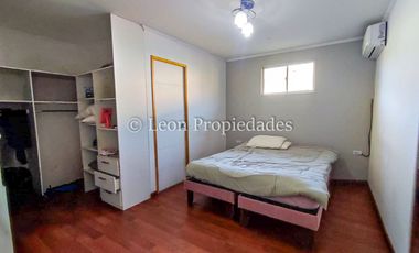 Leon Propiedades vende parcela plana de 5000m2 con 2 casas en condominio en sector Cuyuncavi Alto, Curacaví.