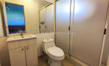 Leon Propiedades vende parcela plana de 5000m2 con 2 casas en condominio en sector Cuyuncavi Alto, Curacaví.