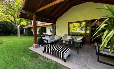 espectacular casa estilo colonial sector los Nogales