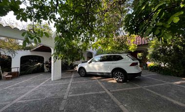 espectacular casa estilo colonial sector los Nogales