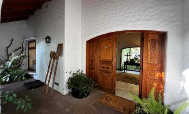 espectacular casa estilo colonial sector los Nogales