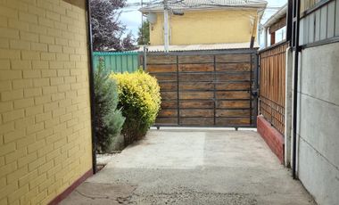 Casa de 2 pisos en arriendo 3 dormitorios y patio con áreas verdes, Quillota
