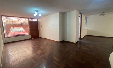 Venta de Casa Familiar de 3 Pisos con cochera