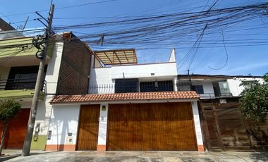 Venta de Casa Familiar de 3 Pisos con cochera