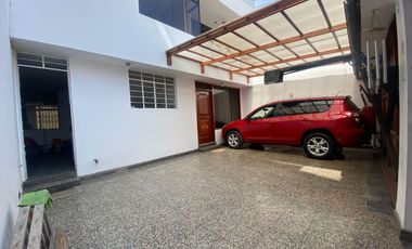 Venta de Casa Familiar de 3 Pisos con cochera