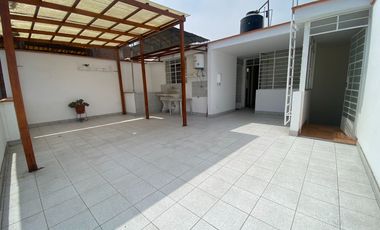 Venta de Casa Familiar de 3 Pisos con cochera