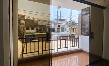 Venta de Casa Familiar de 3 Pisos con cochera