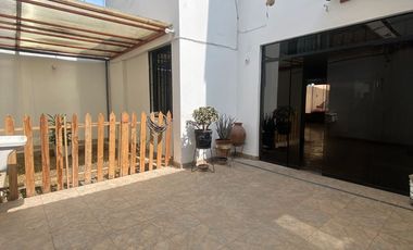 Venta de Casa Familiar de 3 Pisos con cochera