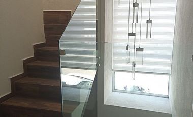 Linda y Funcional Casa de 3 pisos en Bosque Real