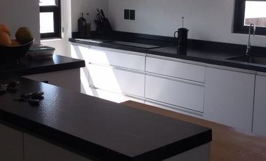 Bonito PH de 2 pisos con un estilo unico moderno!