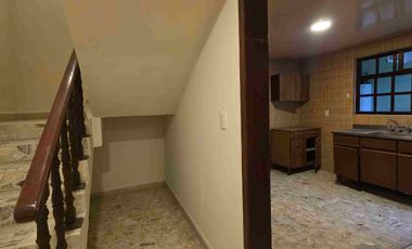 Casa de 3 pisos en RENTA, en privada, en el Fraccionamiento Villas del Álamo, al oriente de la ciudad de Pachuca, en Mineral de la Reforma, Hidalgo.