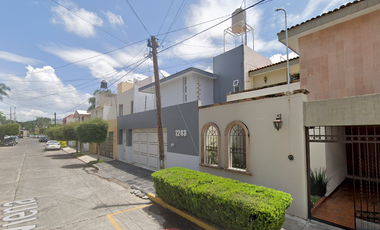 AMPLIA CASA EN ZAMORA A SOLO 5 MIN DE LA PLAZA DE ARMAS