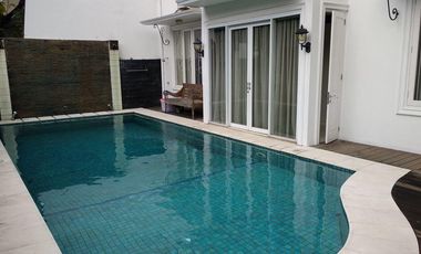 Disewakan Rumah Luxury Palmerah – Lahan 500 m², Kolam Renang Pribadi