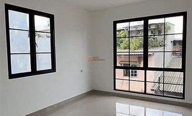 Siap operasional! Strategis cocok utk usaha kantor cafe dll Disewakan Ruko 4lt (Brand new) dipademangan