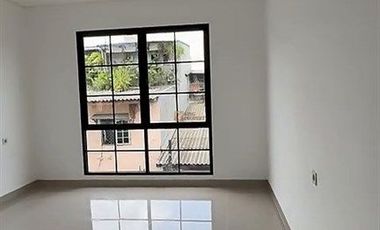 Siap operasional! Strategis cocok utk usaha kantor cafe dll Disewakan Ruko 4lt (Brand new) dipademangan