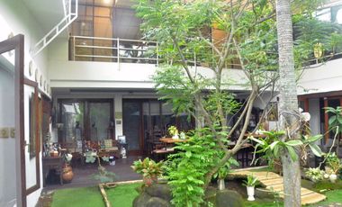 Rumah di Area Kemang, Ada Kolam Renang, Hadap Utara, Lokasi Strategis, Kondisi Terawat, Siap Huni Dan Mewah